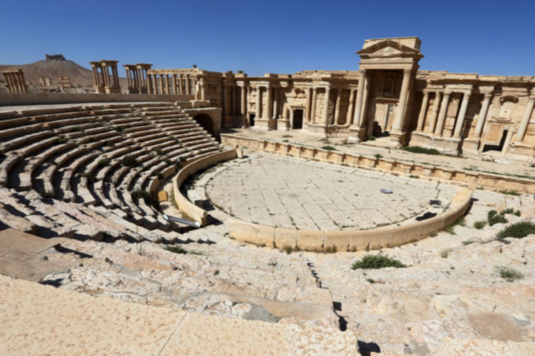 Estado Islámico destruye parte del teatro romano