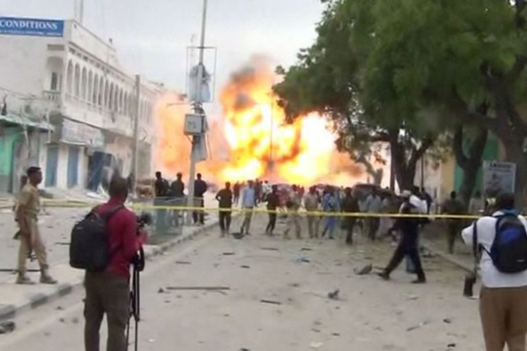 Doble explosión cerca de un hotel en Somalia