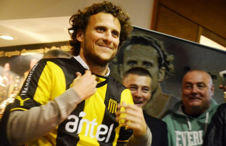 Forlán llega a Guayaquil para la noche amarilla