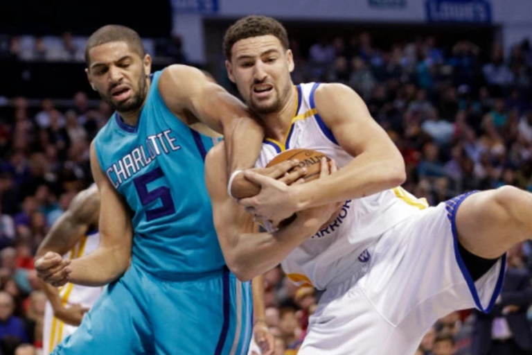 Dura batalla entre los Hornets y Warriors