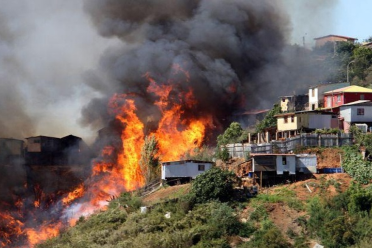 Feroces incendios consumen mil casas