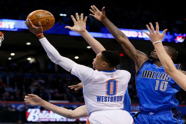 Gran partido de Westbrook ante los Mavs