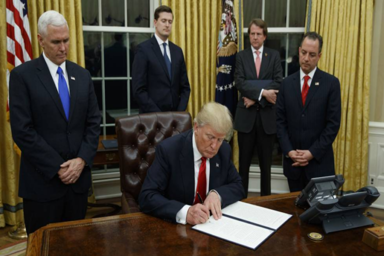 Trump firma 3 nuevas órdenes ejecutivas