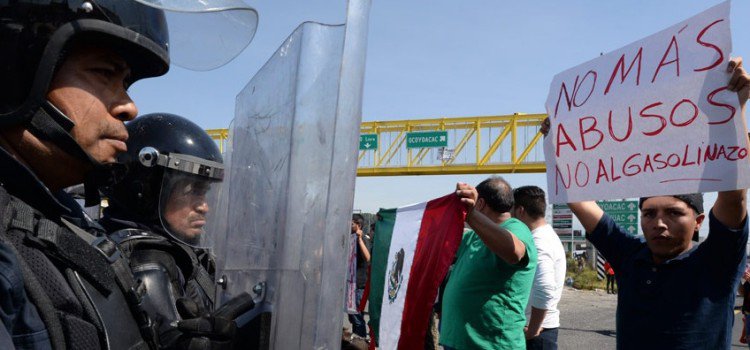 Saqueo y protestas por alza del precio de gasolina