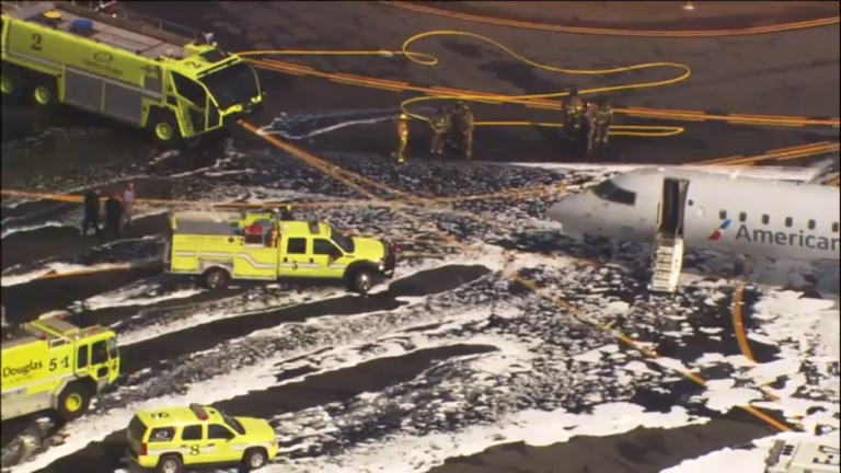 Emergencia en Avión de AEagle en el Charlotte Douglas