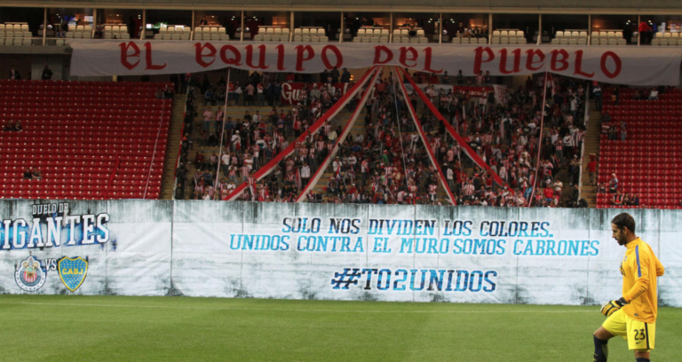 Chivas mostró pancarta contra el muro