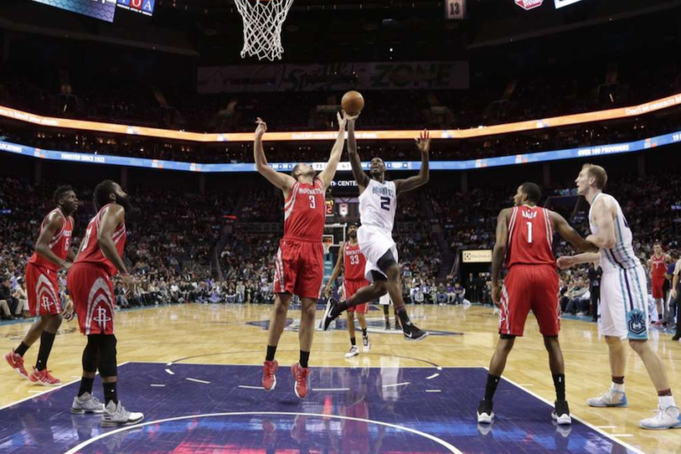 James Harden enmudece el Spectrum Center