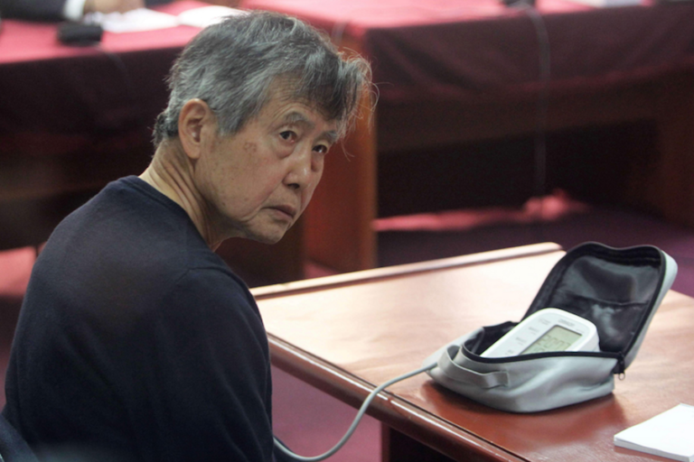 Fujimori vuelve a la cárcel tras dos semanas hospitalizado