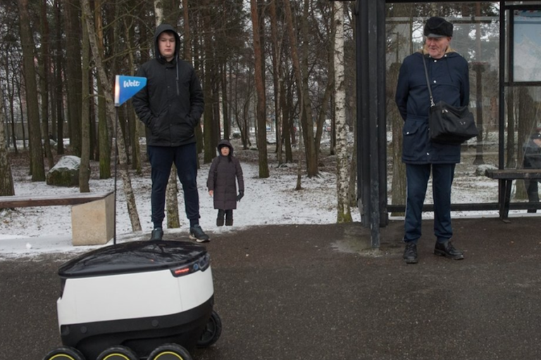 Robots reemplazan al repartidor en Estonia