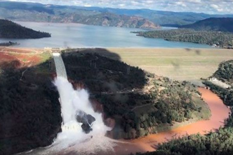 Detendrán descarga de agua en presa de Oroville