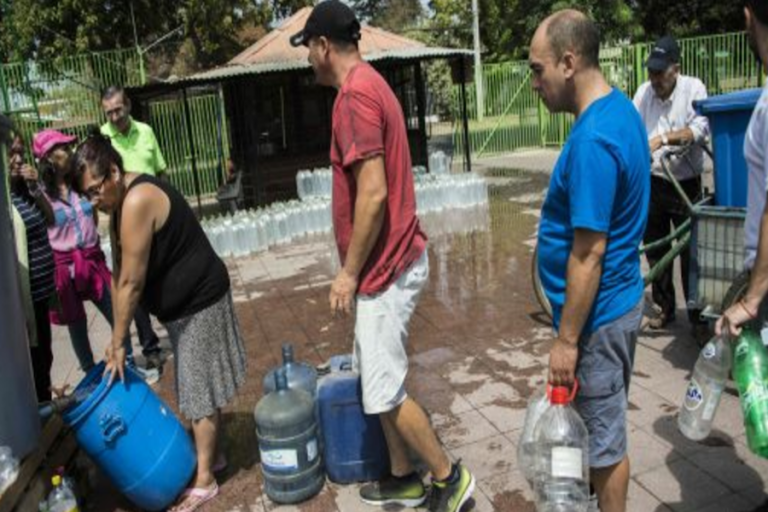 Más de 1,4 millones de hogares sin agua en Chile