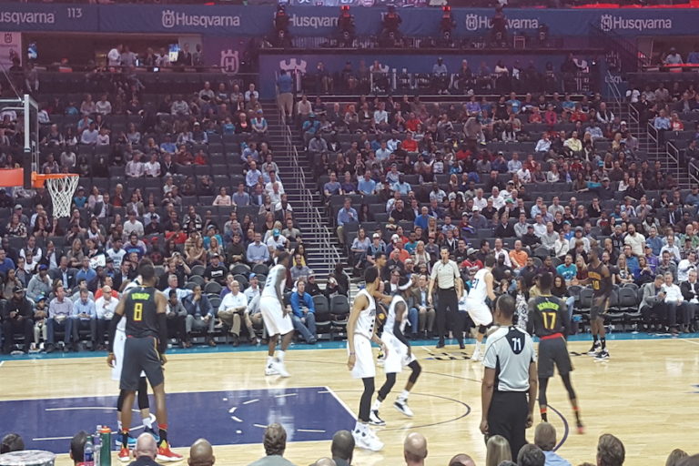 Hornets vencen con autoridad a Hawks