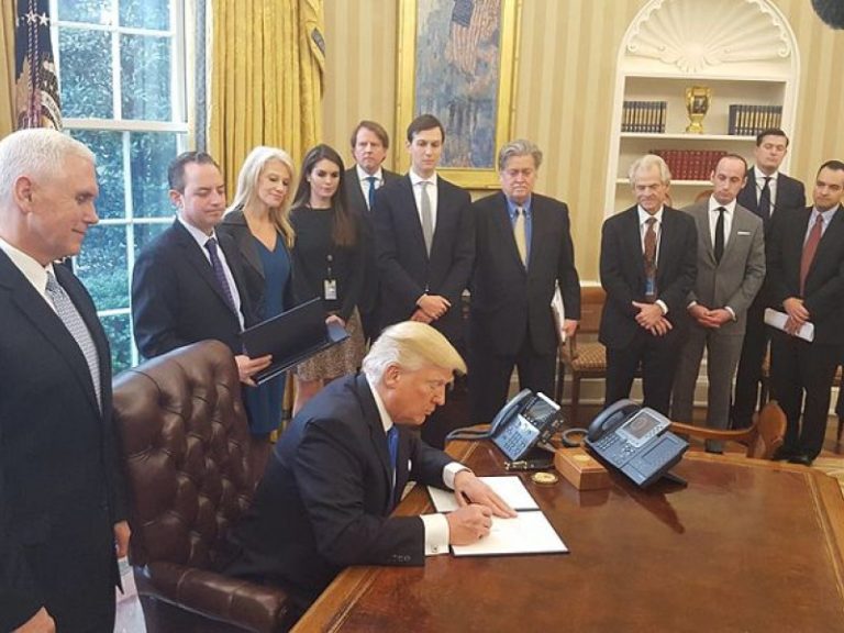 Trump firma orden ejecutiva contra el cambio climático