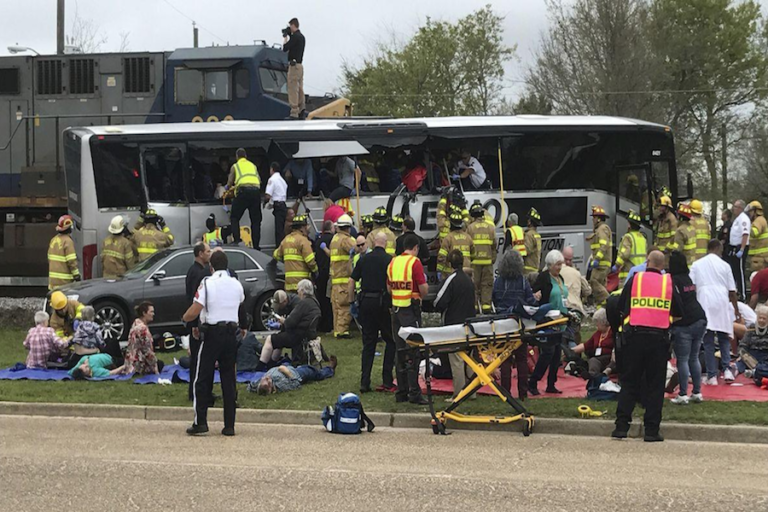 Tren impacta a autobús en Mississippi