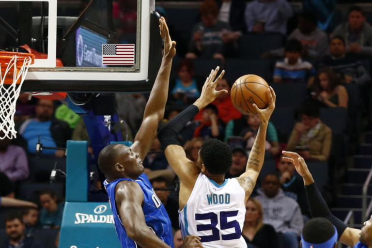 Hornets siguen en la pelea por los playoffs