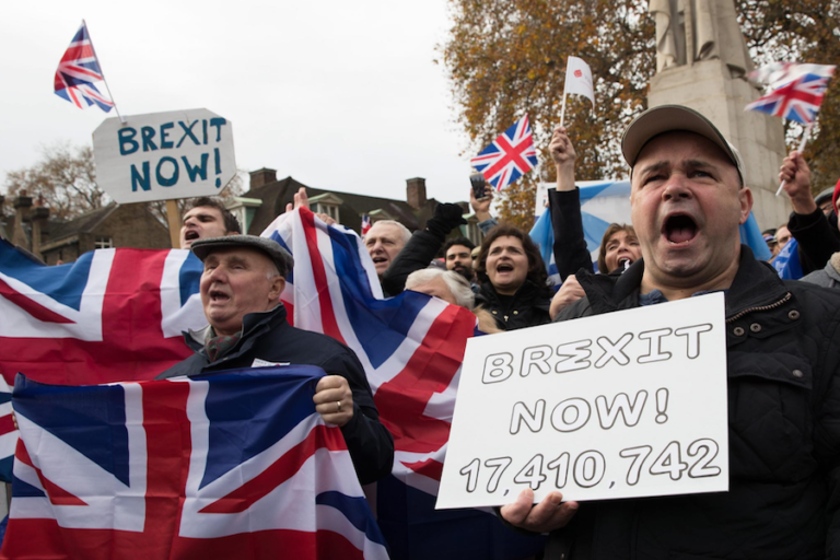 Reina Isabel aprueba formalmente decreto que permite iniciar Brexit