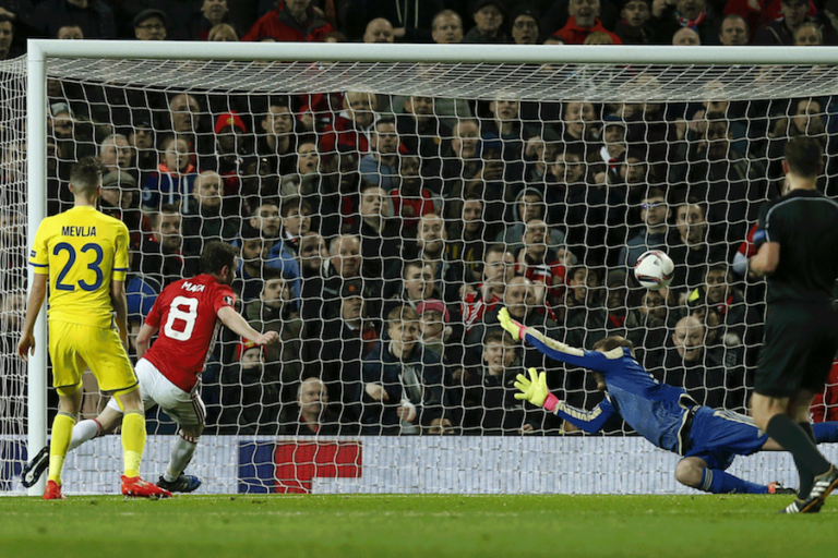 Manchester United avanza a cuartos de la Europa League