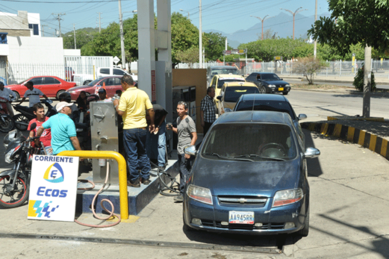 Largas filas de vehículos en gasolineras por escasez de combustible