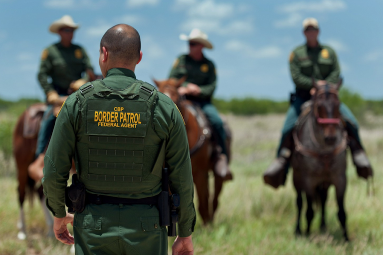 Agente es arrestado por ayudar a ingresar a mexicano a EE.UU