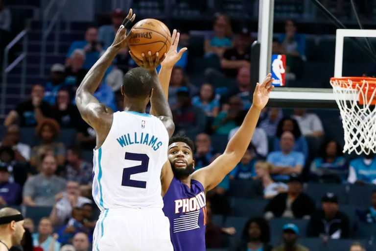 Hornets dominan a los Suns en el Spectrum Center