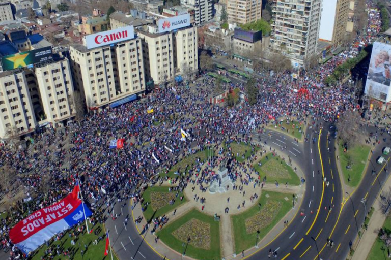 Miles de chilenos protestan contra el sistema de pensiones