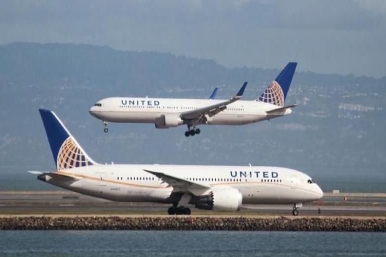 Prohíben a 2 chicas subir a un avión de United Airlines