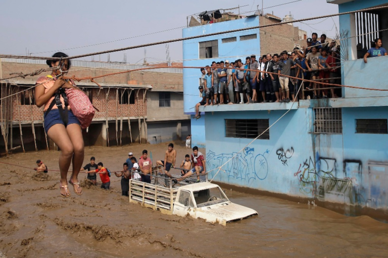 Suman 90 muertos y 120 mil damnificados por inundaciones en Perú