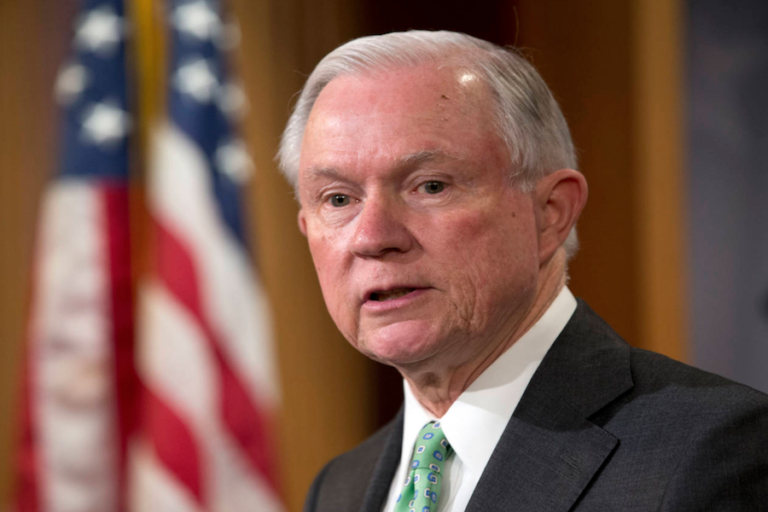 Jeff Sessions urge a ‘ciudades santuario’ a detener indocumentados