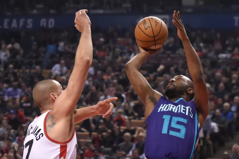 Hornets vencen a Raptors en Toronto