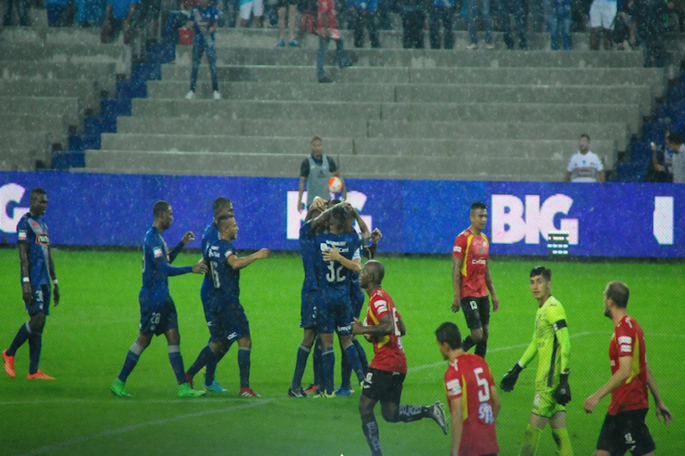 Emelec vence al Deportivo Cuenca bajo la lluvia