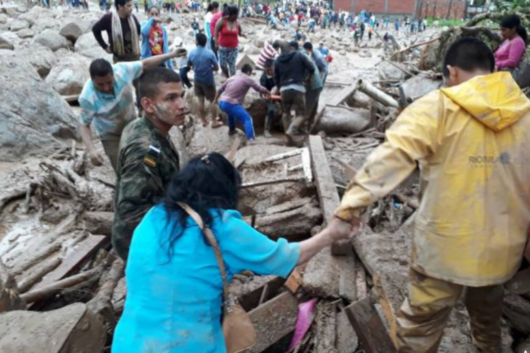 Avalancha deja más de 150 muertos en Colombia