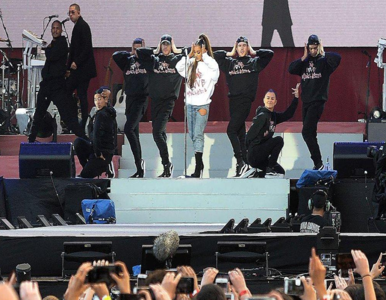 Ariana Grande dio un emotivo concierto a beneficio en Manchester
