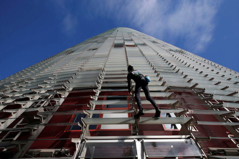 El Hombre araña francés escaló un hotel de 29 pisos