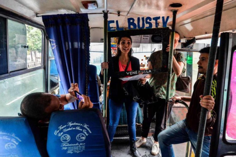 A bordo del bus, telenoticiero en vivo informa a los venezolanos