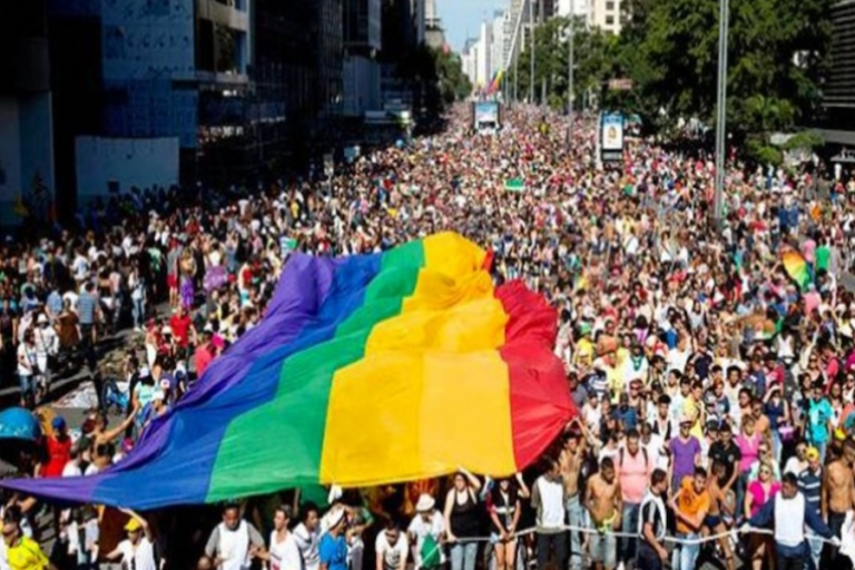 Desfile del orgullo gay exige estado laico en Sao Paulo