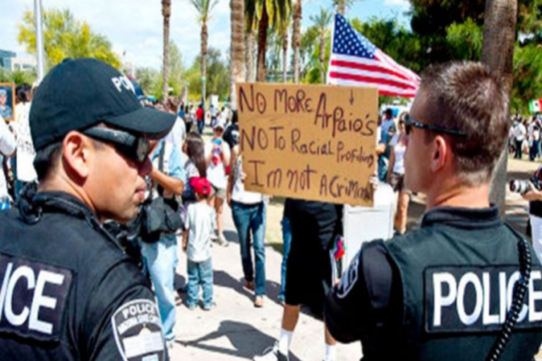 Policías hispanos se oponen a participar en detención de indocumentados