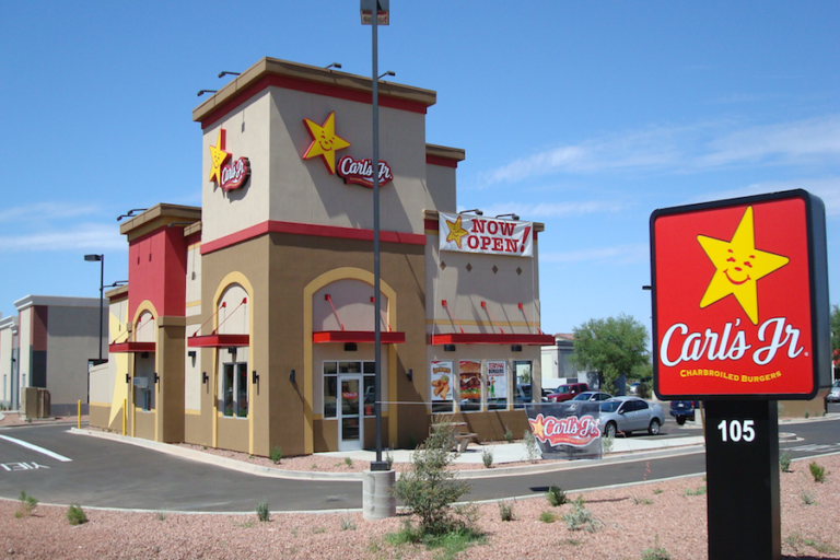 Multan a Carl’s Jr. por pagar bajos salarios