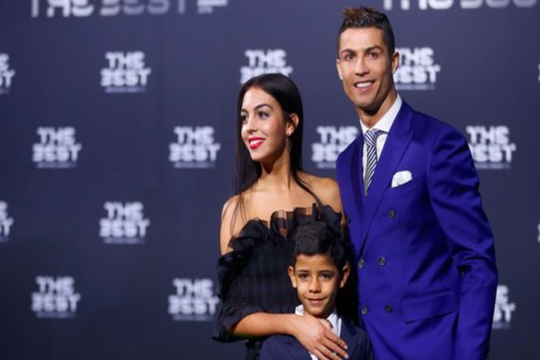 CR7 les da la bienvenida a sus hijos gemelos