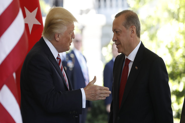 Trump habla con Erdogan sobre formas de resolver la crisis de Catar