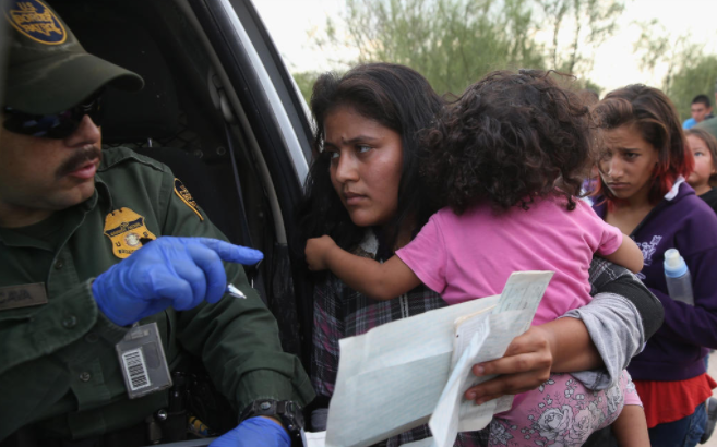 ICE acusará de tráfico humano a familiares de niños migrantes