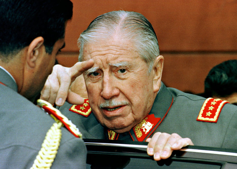 Restituyen bienes decomisados a familia Pinochet