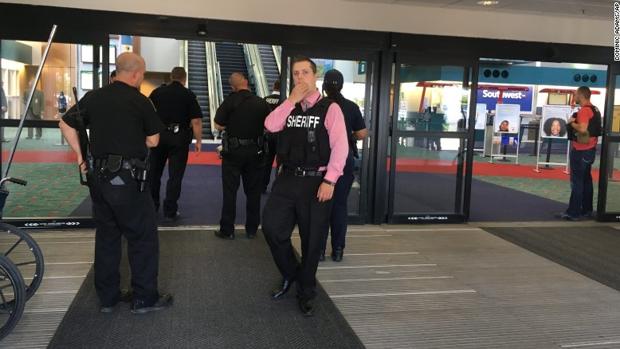 Apuñalan a policía en aeropuerto de Michigan