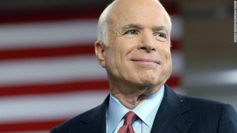 McCain regresa al Senado para votar por Ley de Salud