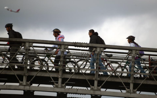 Mexicanos declaran guerra a puentes peatonales