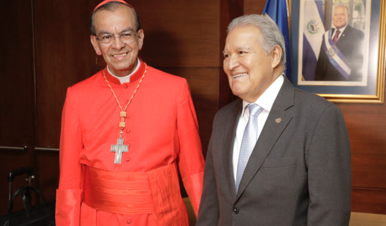 Salvadoreños reciben a su cardenal