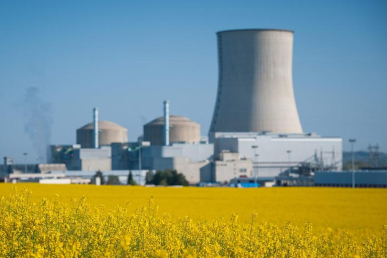 Francia se compromete a cerrar «hasta 17» reactores nucleares