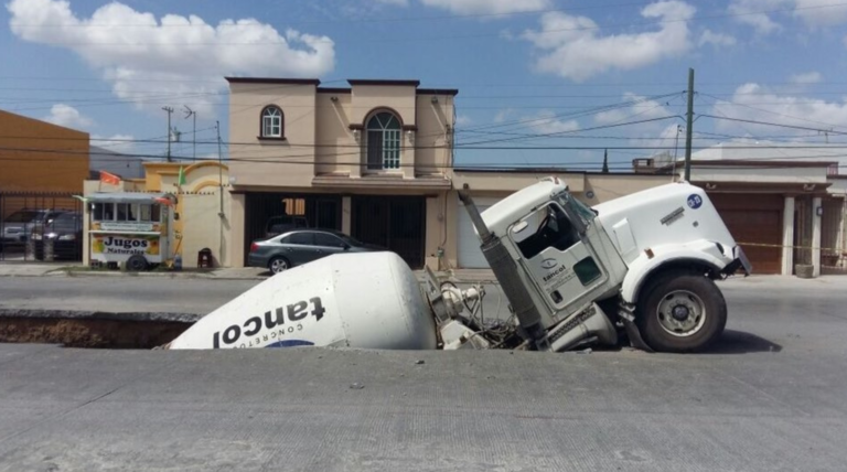 Cae camión a socavón en Reynosa