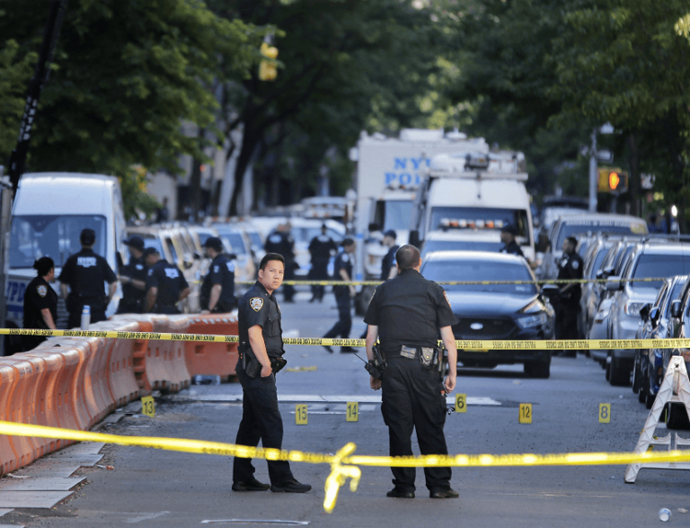 Muere mujer Policía baleada en New York