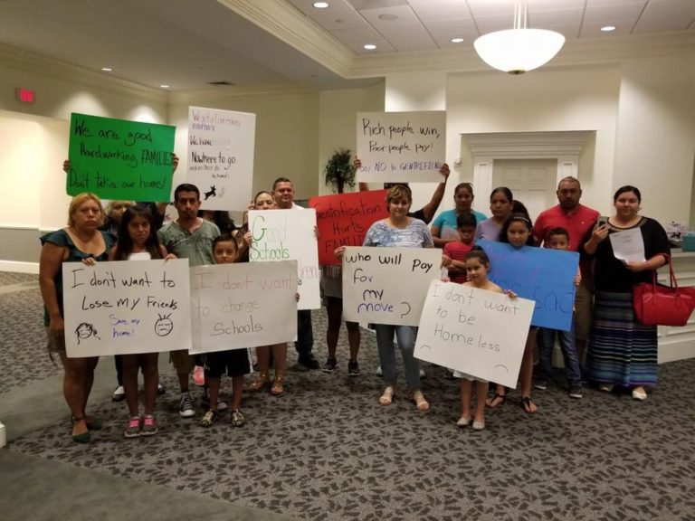 Protesta por posible desalojo de familias hispanas