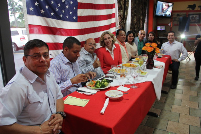Grupo de hispanos aboga por reelección de Jennifer Roberts